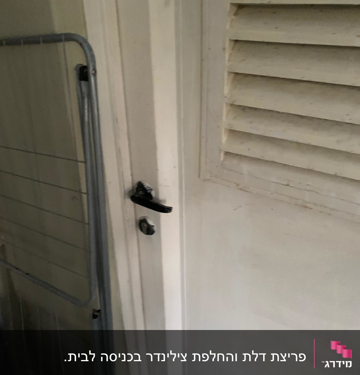 דלת עם ידית ומנעול מתכת שחור